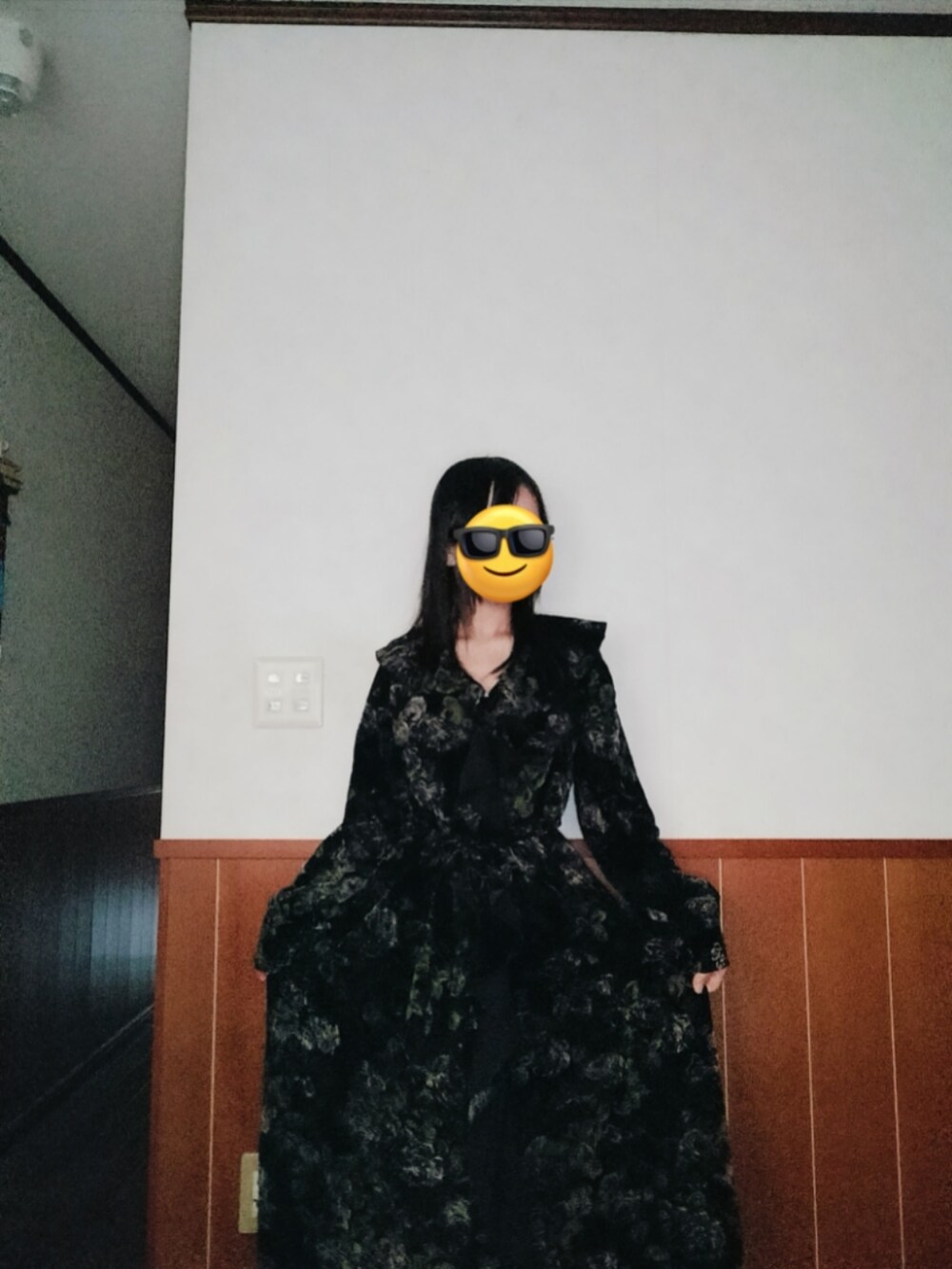 ブラック系のワンピースを着用したレディースの春コーディネートの2枚目の写真