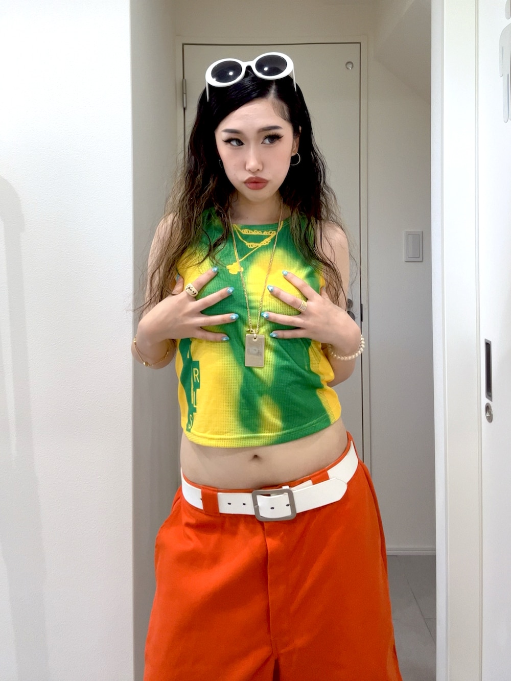 「Dickies、A BATHING APE、summer、ootd、street、夏コーデ、プチプラ、used、古着MIX、短パン、ノースリーブ、カラーパンツ、ゆるコーデ、y2k、ローライズ」｜「Dickiesのお気に入り数2万人突破【Dickies/ディッキーズ】 ワイドルーズ TCツイルショーツ/ スケーターショートパンツ（チノパンツ、オレンジ系）」を使った、stan723さん（レディース・158cm）の夏コーディネートの2枚目の写真