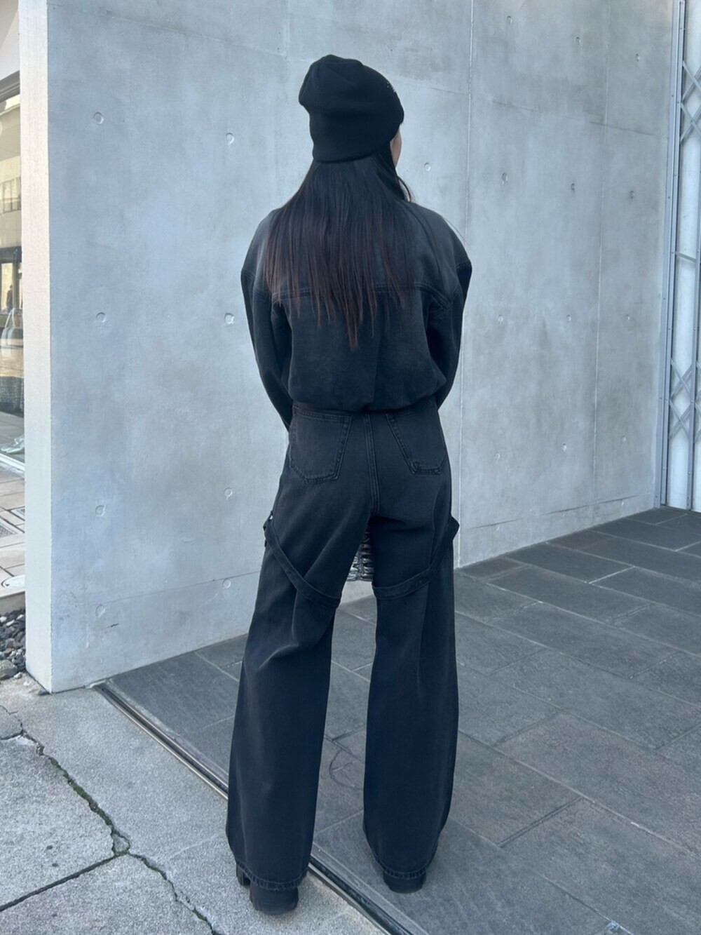 ブラック系のブーツ、ブラック系のデニムジャケット、ブラック系のデニムパンツを着用したレディースの冬コーディネートの4枚目の写真