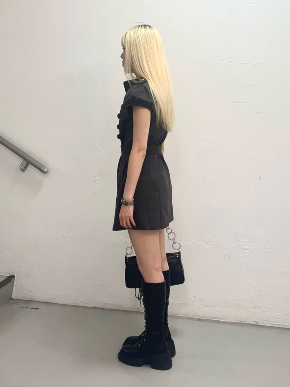ブラック系のハンドバッグ、ブラック系のその他パンツ、ブラック系のワンピースを着用したレディースの夏コーディネートの3枚目の写真