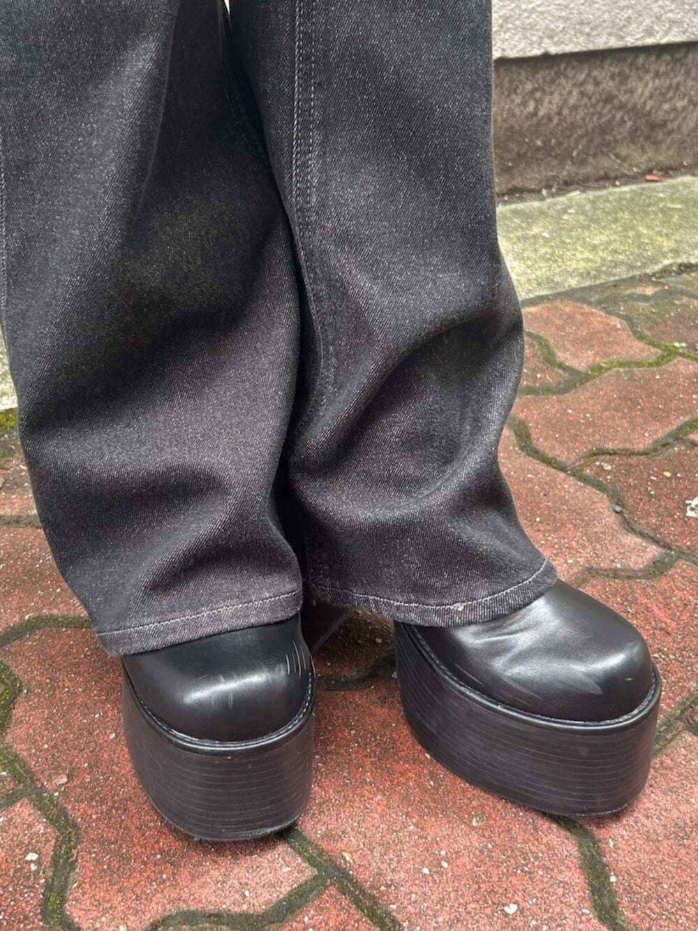 ブラック系のブーツ、ブルー系のデニムパンツ、ブラック系のシャツ/ブラウスを着用したレディースの冬コーディネートの7枚目の写真