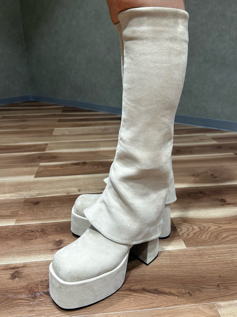 グレー系のハンドバッグ、その他のニット/セーター、グレー系のスカートを着用したレディースの秋コーディネートの6枚目の写真