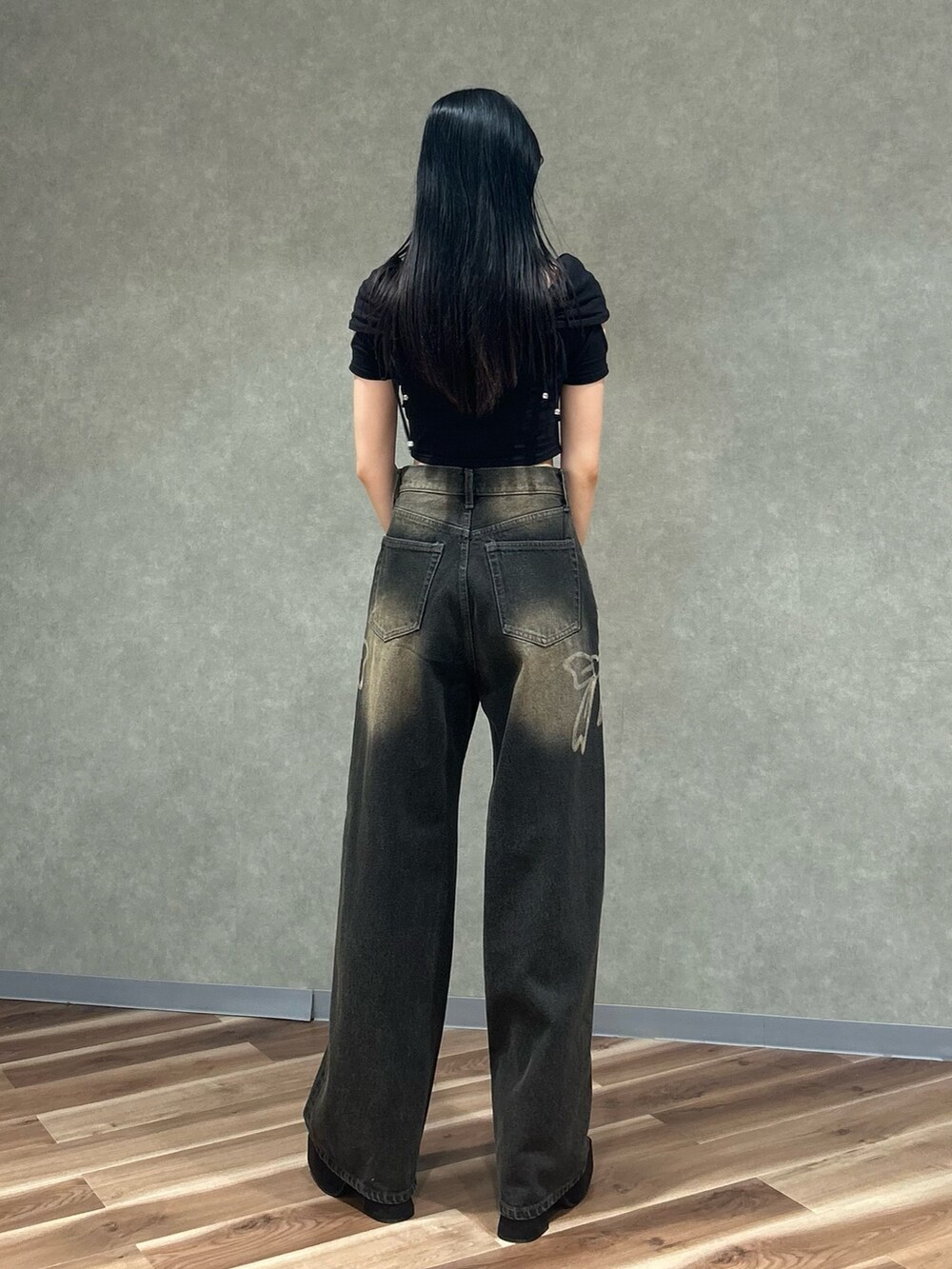 ブラック系のTシャツ/カットソー、ブラック系のデニムパンツ、ブラック系のサンダルを着用したレディースの夏コーディネートの3枚目の写真