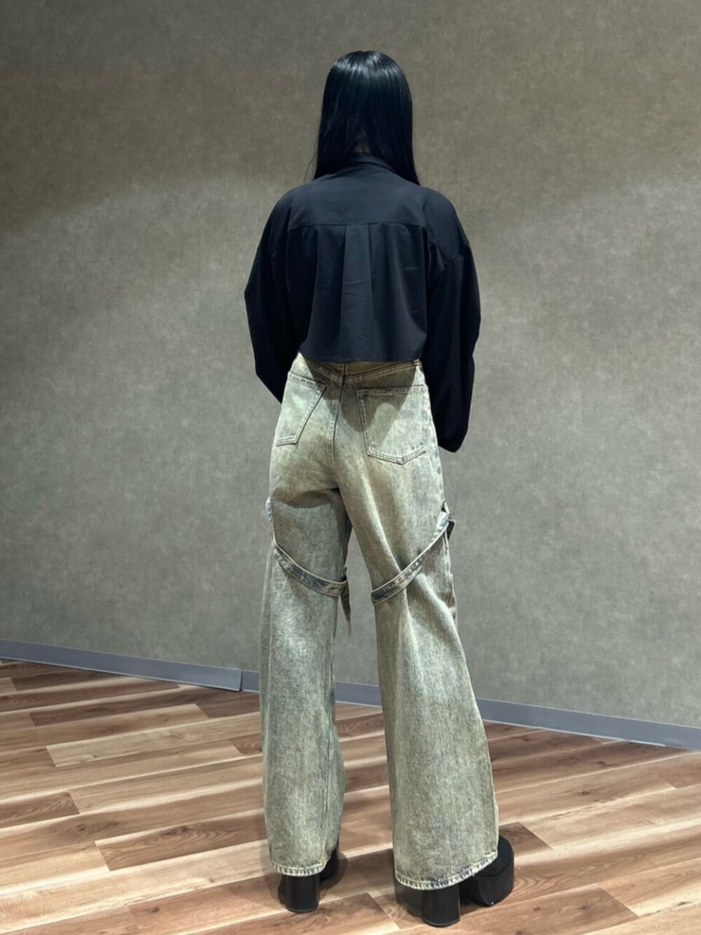 ブラック系のブーツ、ブルー系のデニムパンツ、ブラック系のシャツ/ブラウスを着用したレディースの冬コーディネートの4枚目の写真