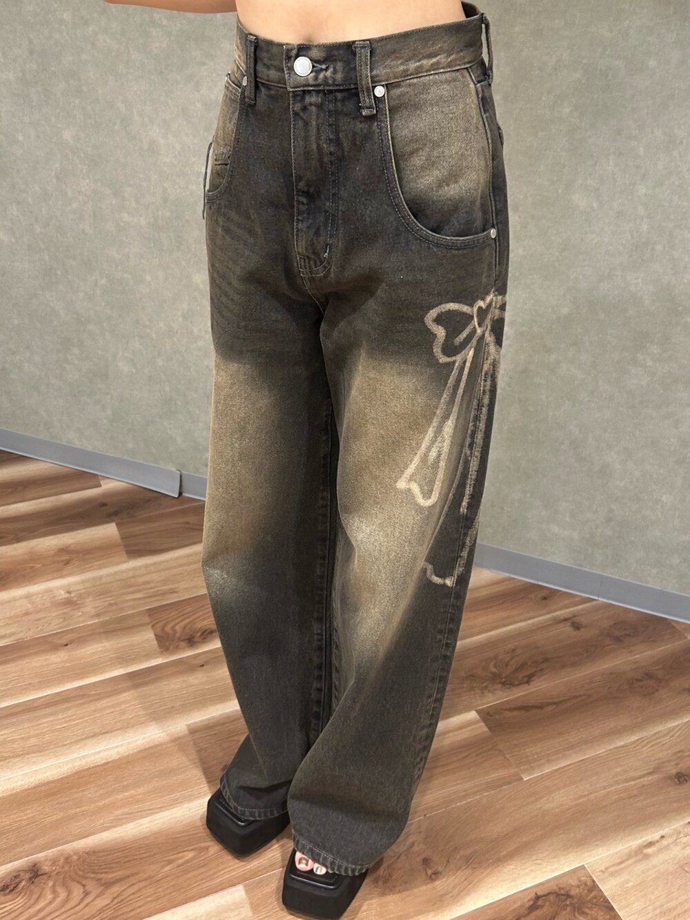 ブラック系のTシャツ/カットソー、ブラック系のデニムパンツ、ブラック系のサンダルを着用したレディースの夏コーディネートの5枚目の写真