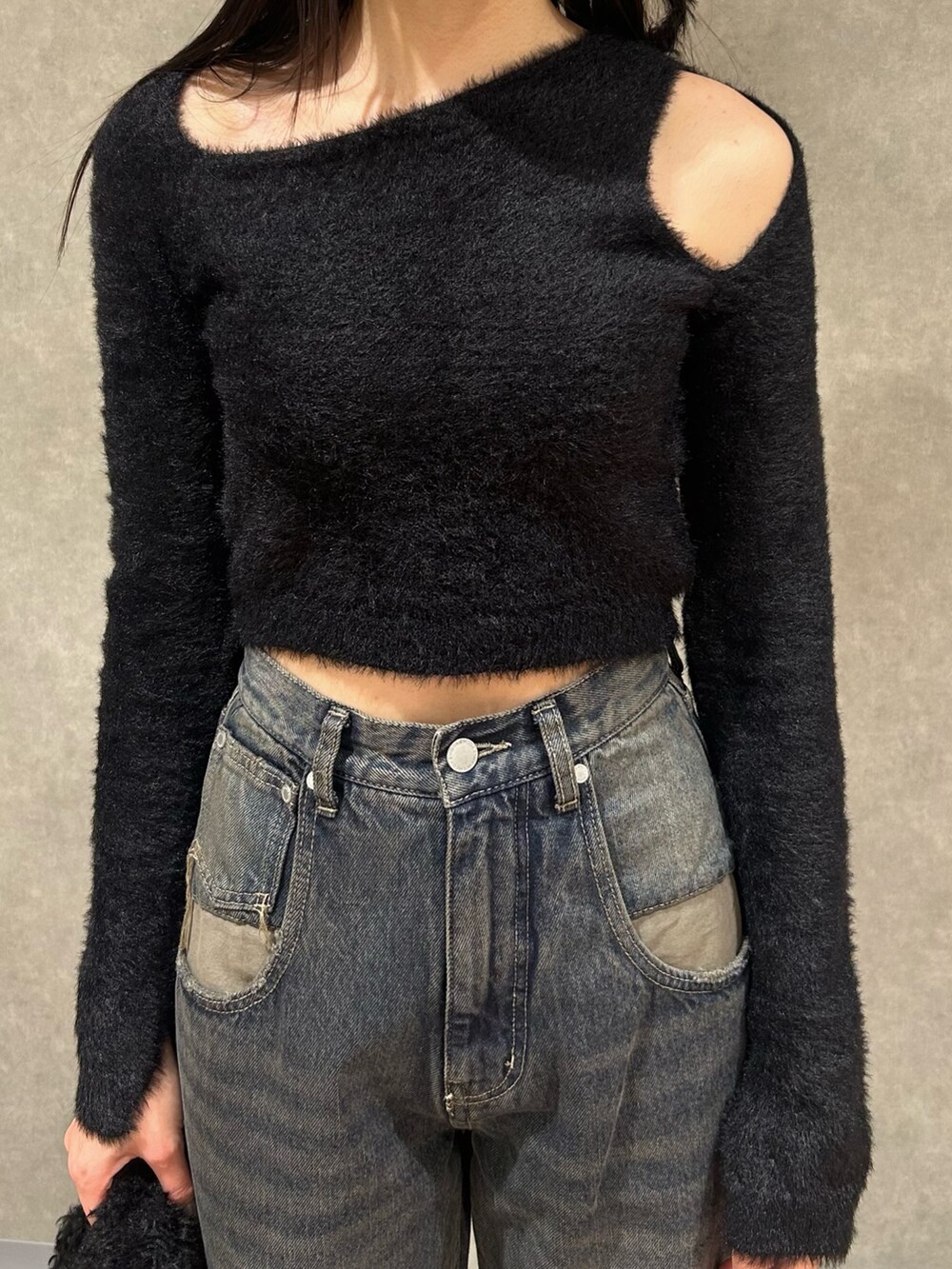 ブラック系のニット/セーター、ブラック系のブーツ、ブラック系のハンドバッグを着用したレディースの冬コーディネートの5枚目の写真