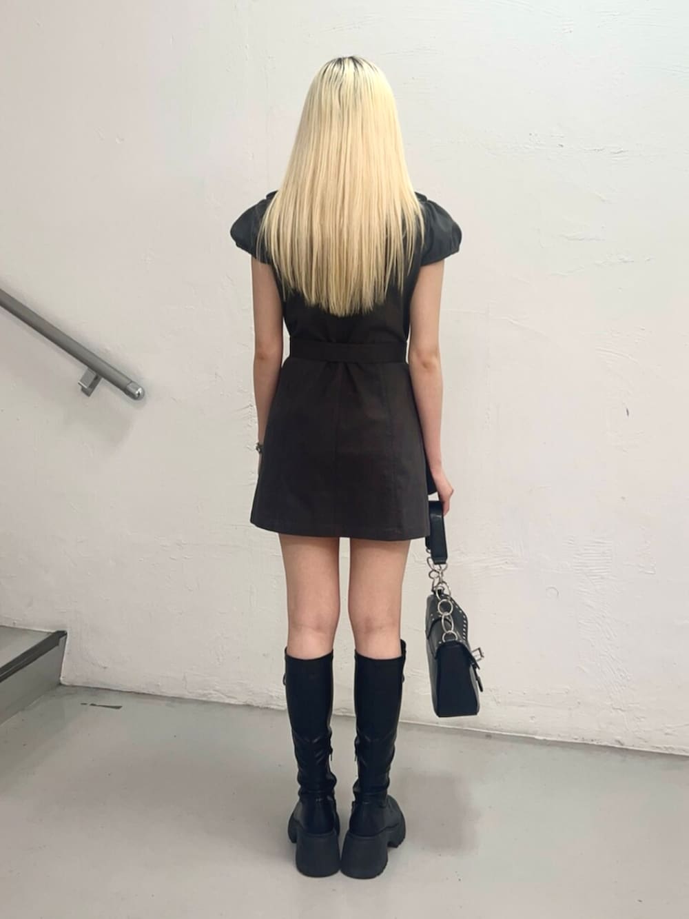 ブラック系のハンドバッグ、ブラック系のその他パンツ、ブラック系のワンピースを着用したレディースの夏コーディネートの4枚目の写真