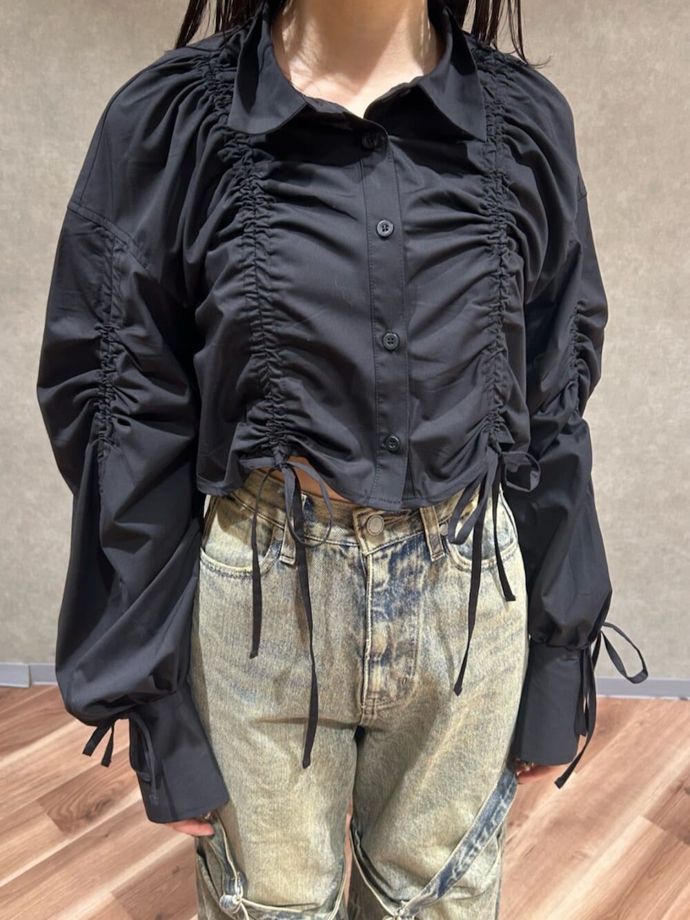 ブラック系のブーツ、ブルー系のデニムパンツ、ブラック系のシャツ/ブラウスを着用したレディースの冬コーディネートの5枚目の写真