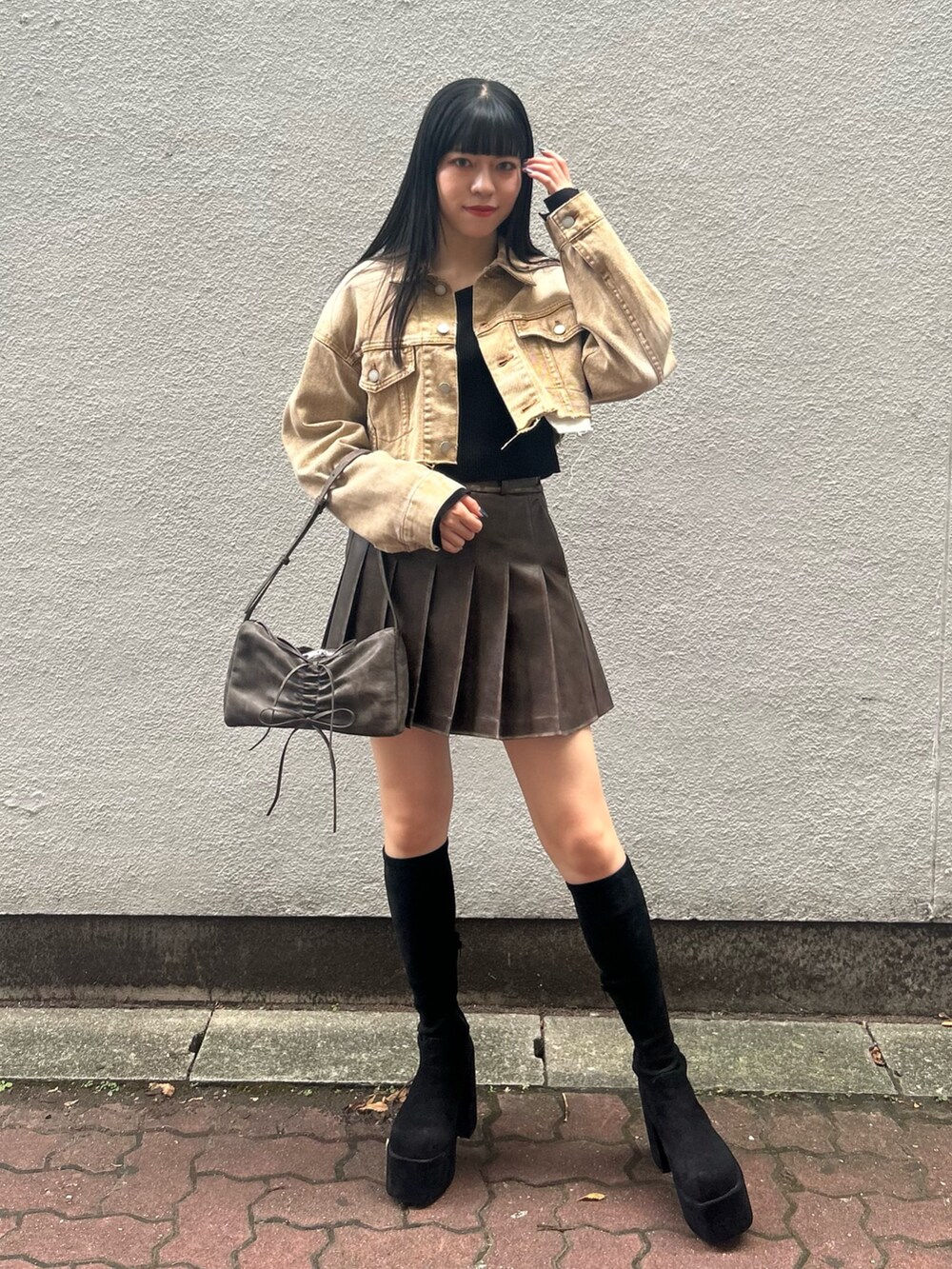 その他のブーツ、ベージュ系のデニムジャケット、ブラック系のニット/セーターを着用したレディースの秋コーディネートの2枚目の写真