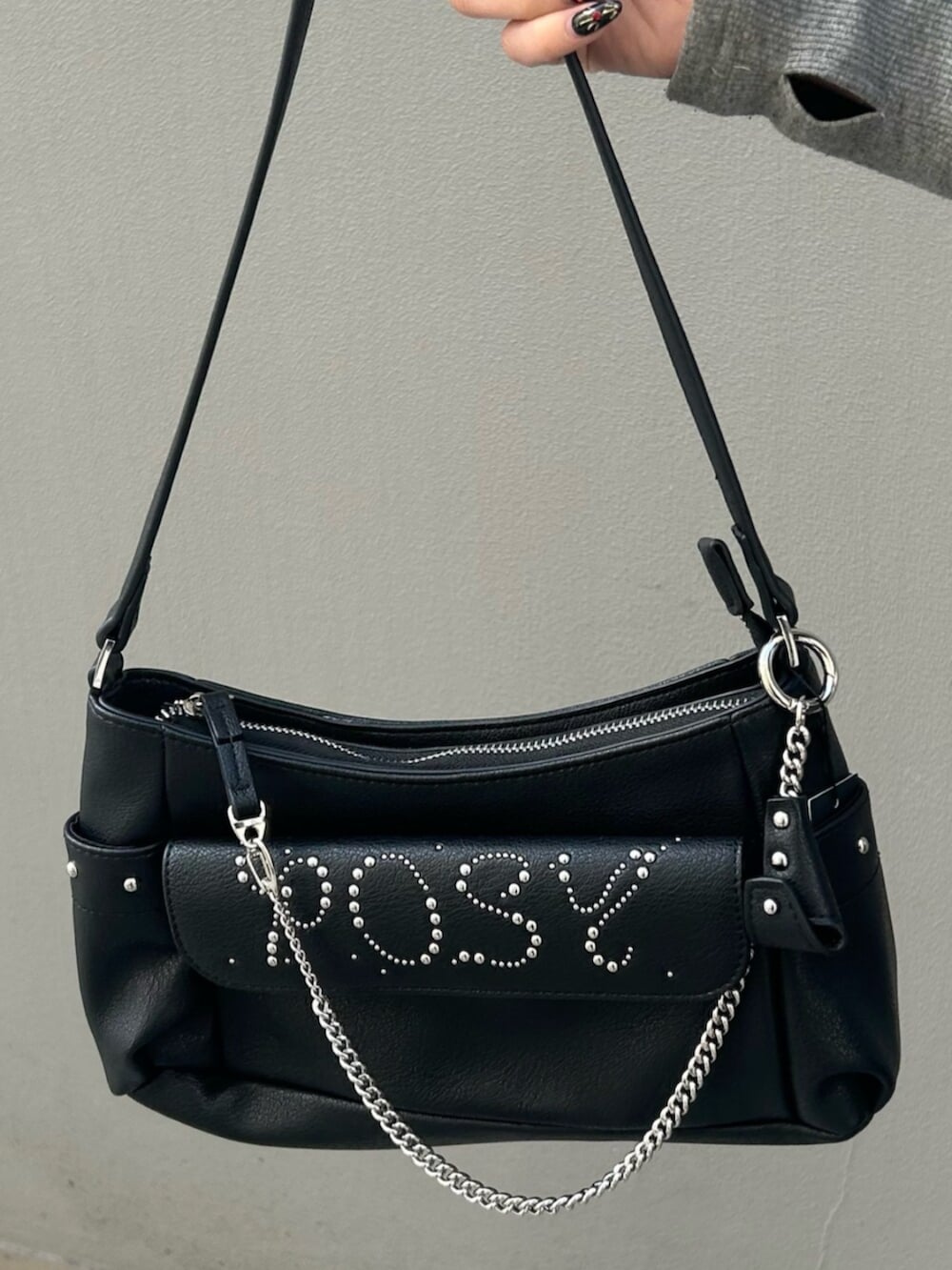 ブラック系のハンドバッグ、グレー系のTシャツ/カットソー、ブラック系のベストを着用したレディースの春コーディネートの8枚目の写真