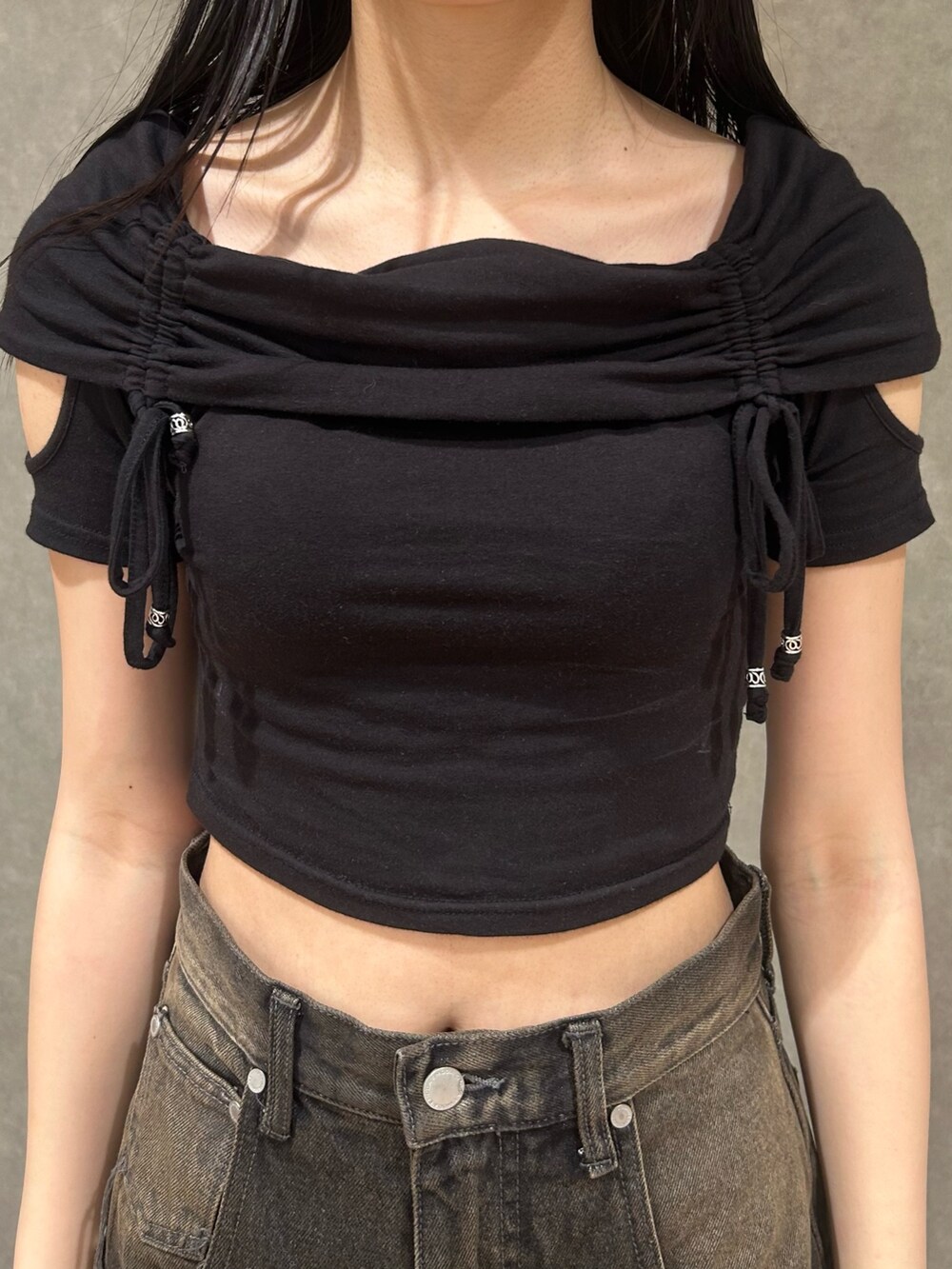 ブラック系のTシャツ/カットソー、ブラック系のデニムパンツ、ブラック系のサンダルを着用したレディースの夏コーディネートの4枚目の写真