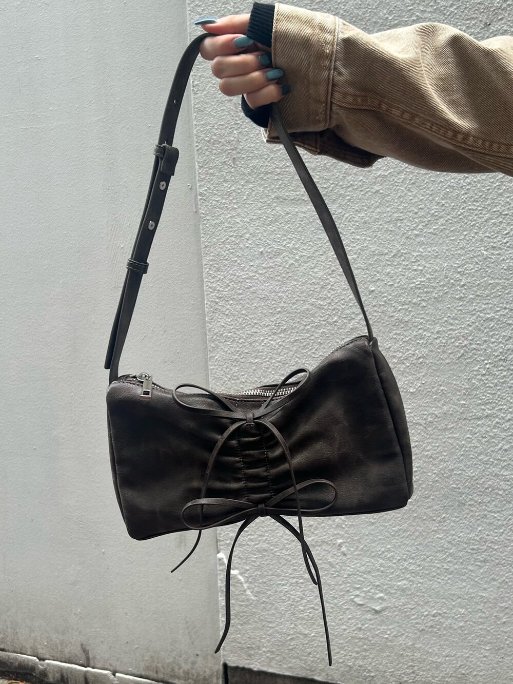 その他のブーツ、ベージュ系のデニムジャケット、ブラック系のニット/セーターを着用したレディースの秋コーディネートの8枚目の写真