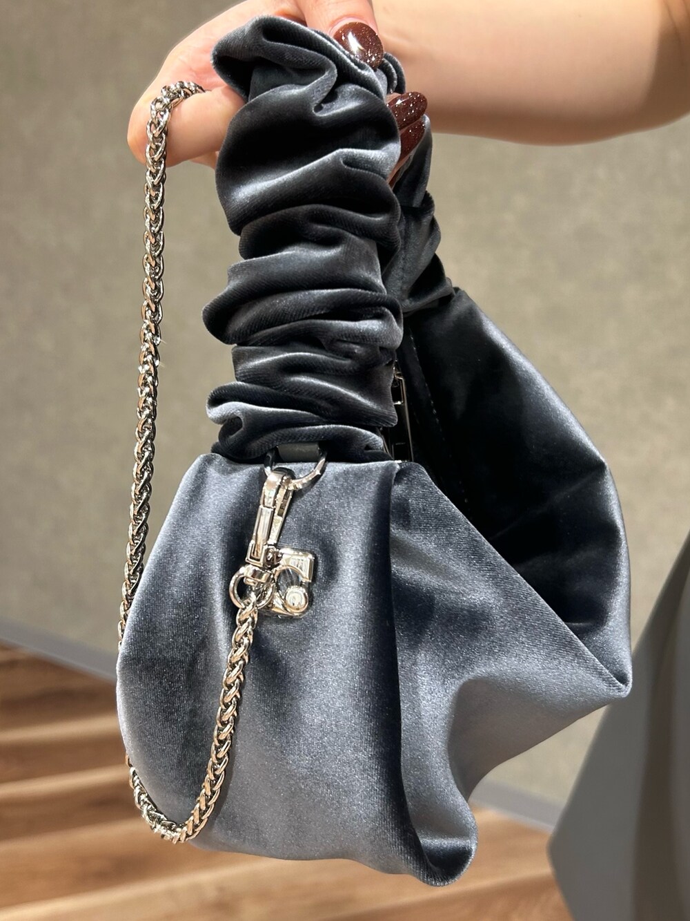 グレー系のハンドバッグ、その他のニット/セーター、グレー系のスカートを着用したレディースの秋コーディネートの7枚目の写真