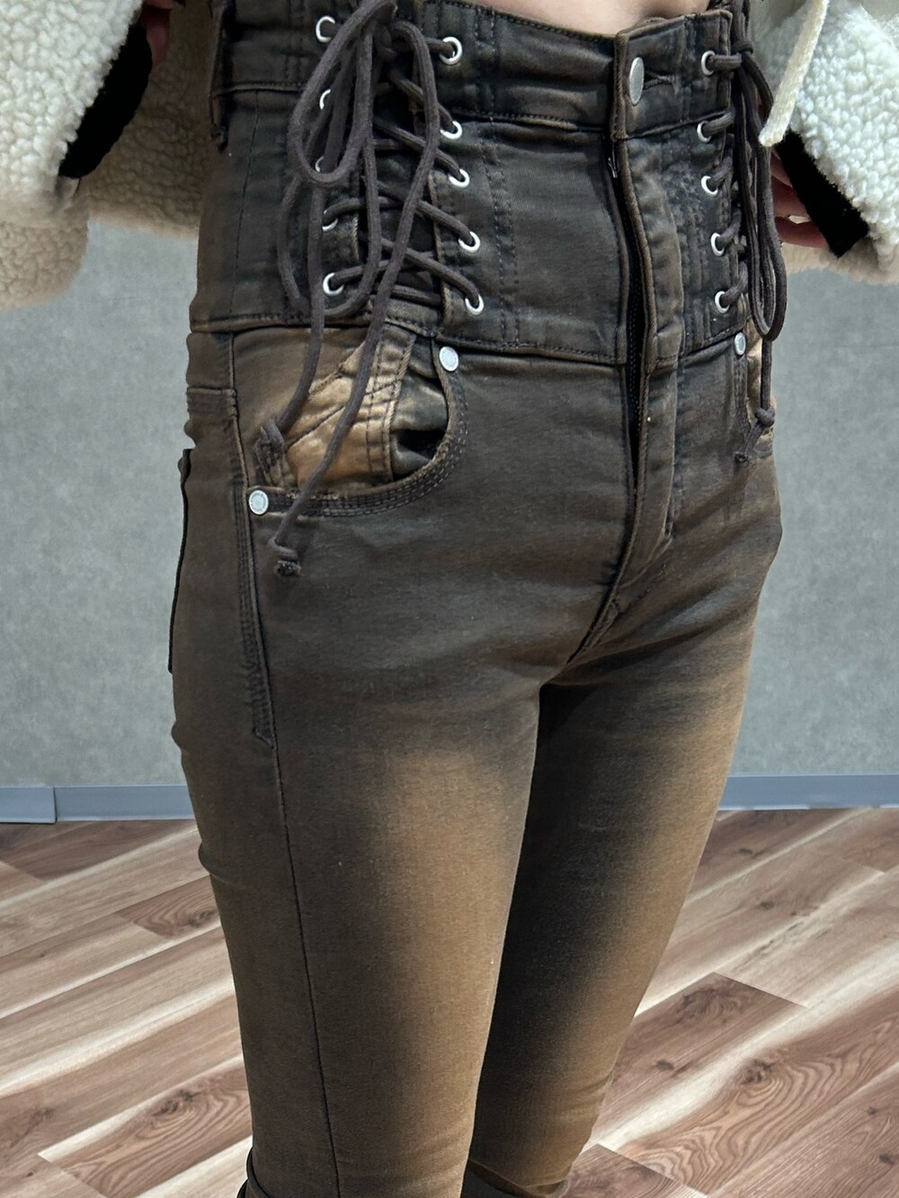 ホワイト系のブルゾン、ブラック系のブーツ、ブラック系のニット/セーターを着用したレディースの冬コーディネートの6枚目の写真