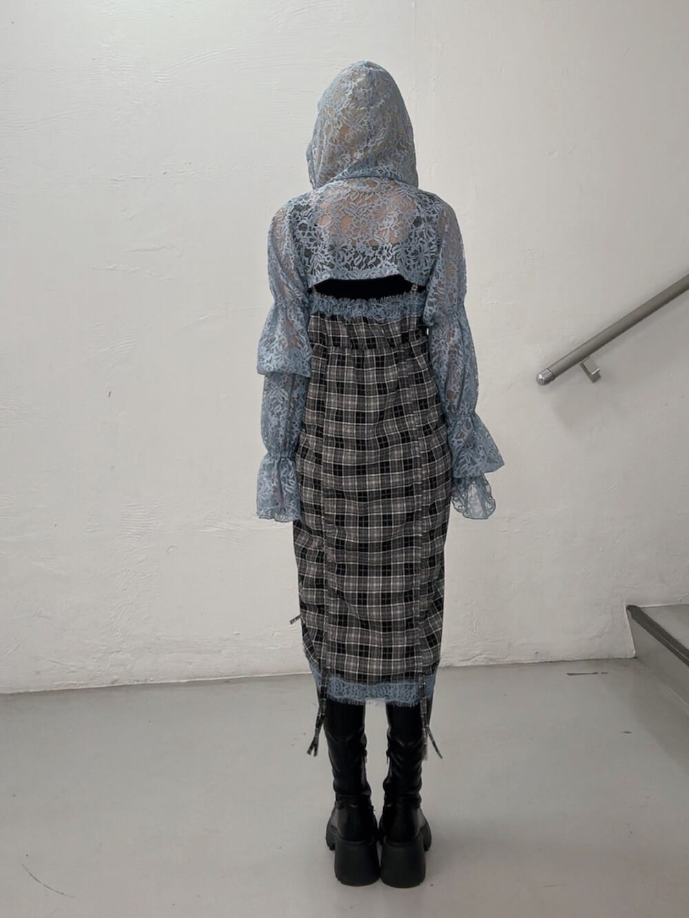 ブルー系のカーディガン/ボレロ、ブラック系のトートバッグ、ブラック系のワンピースを着用したレディースの春コーディネートの4枚目の写真