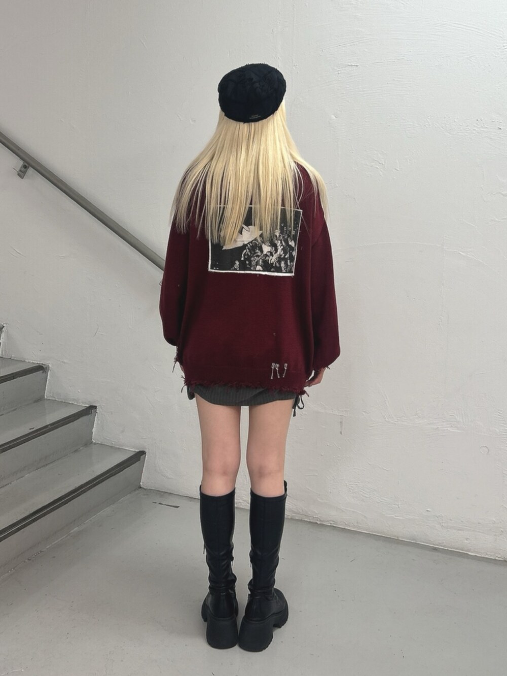 ブラック系のTシャツ/カットソー、レッド系のカーディガン/ボレロ、グレー系のスカートを着用したレディースの秋コーディネートの4枚目の写真