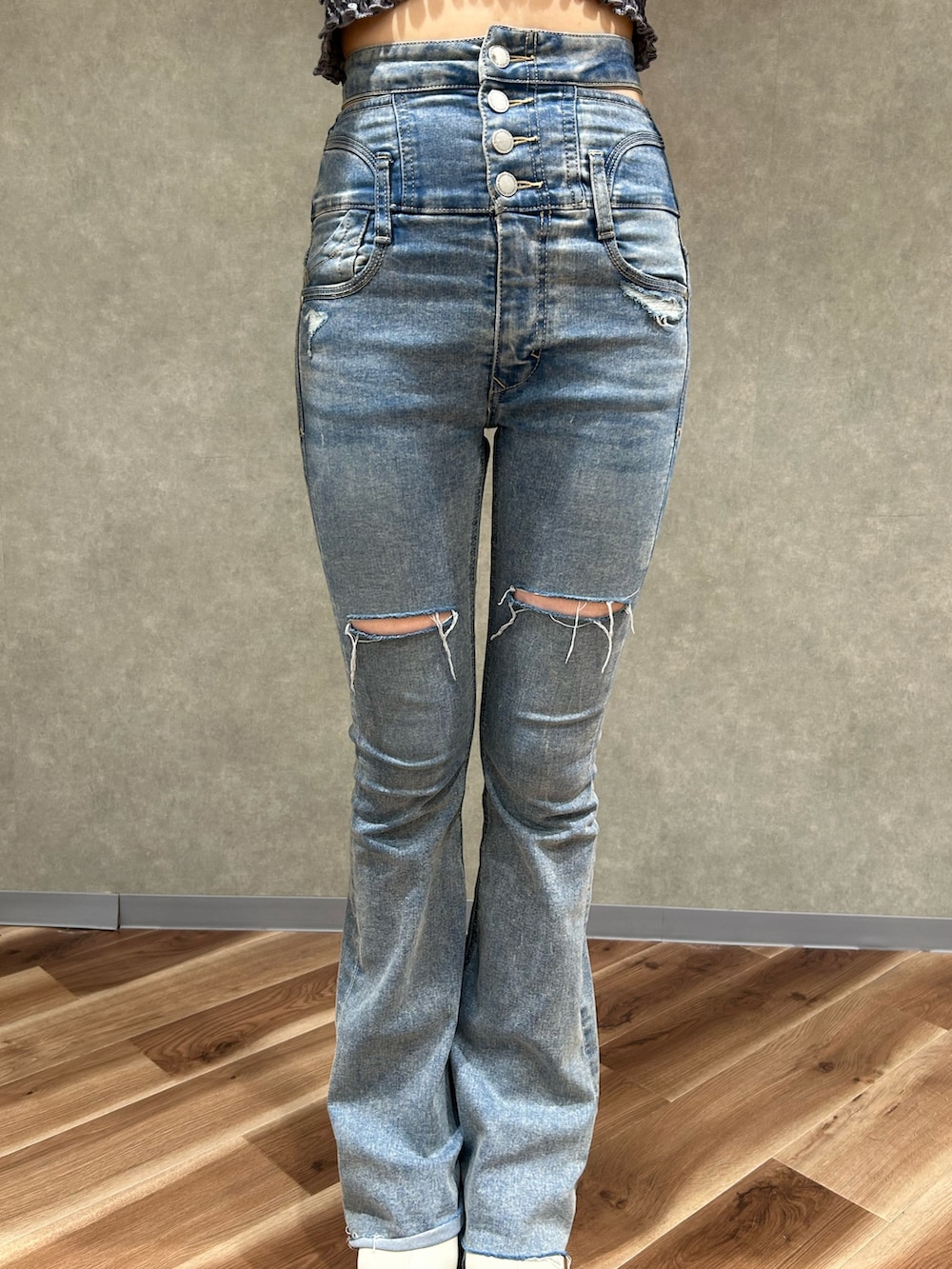 その他のTシャツ/カットソー、ブルー系のデニムパンツ、ホワイト系のサンダルを着用したレディースの夏コーディネートの6枚目の写真