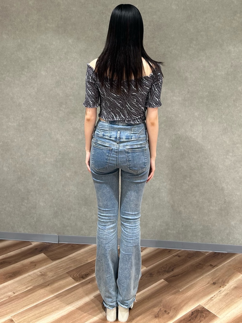 その他のTシャツ/カットソー、ブルー系のデニムパンツ、ホワイト系のサンダルを着用したレディースの夏コーディネートの4枚目の写真