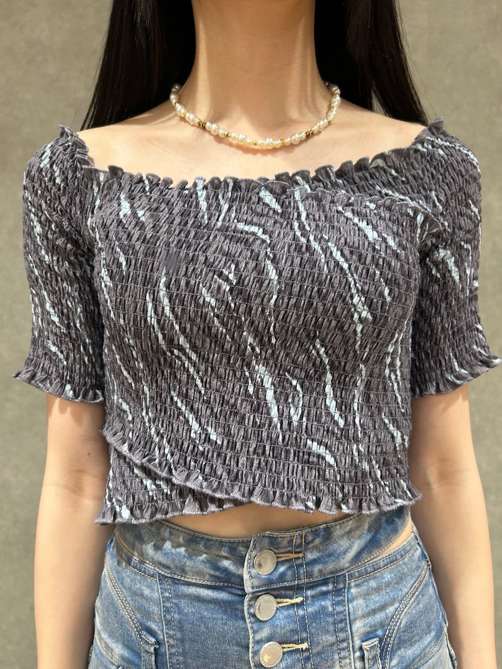 その他のTシャツ/カットソー、ブルー系のデニムパンツ、ホワイト系のサンダルを着用したレディースの夏コーディネートの5枚目の写真