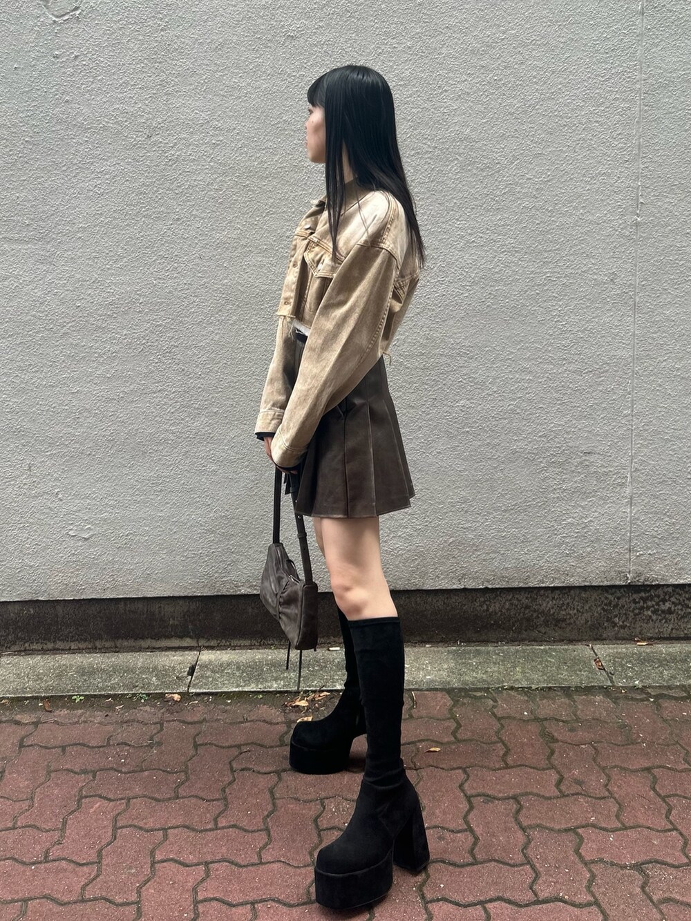 その他のブーツ、ベージュ系のデニムジャケット、ブラック系のニット/セーターを着用したレディースの秋コーディネートの3枚目の写真