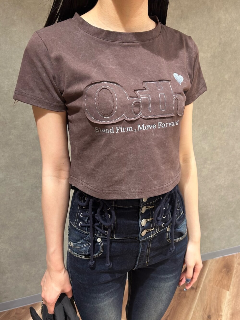 ブラック系のサンダル、ブラウン系のTシャツ/カットソー、ブルー系のデニムパンツを着用したレディースの夏コーディネートの5枚目の写真