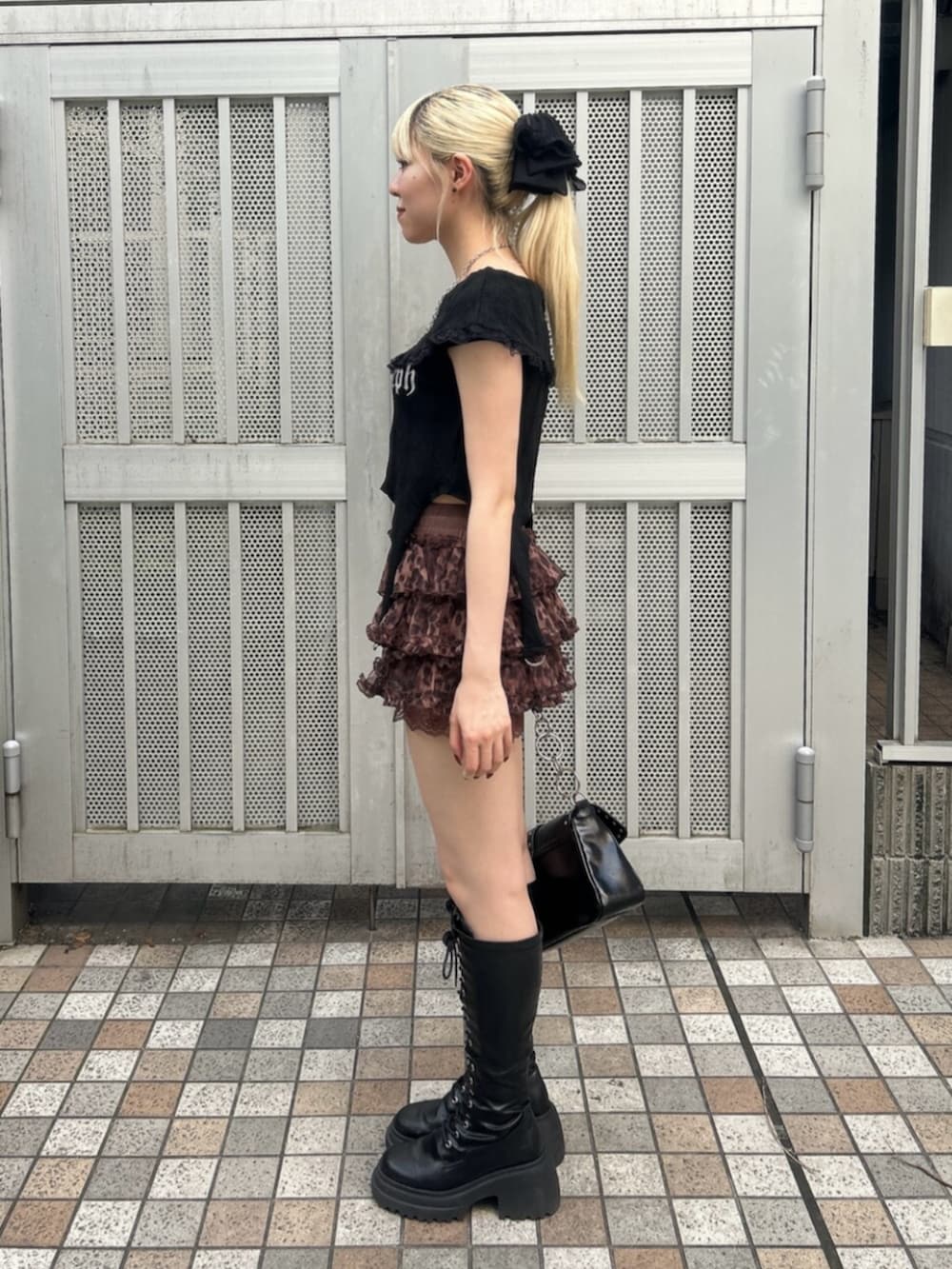 ブラック系のハンドバッグ、ブラック系のTシャツ/カットソー、ブラウン系のその他パンツを着用したレディースの夏コーディネートの3枚目の写真