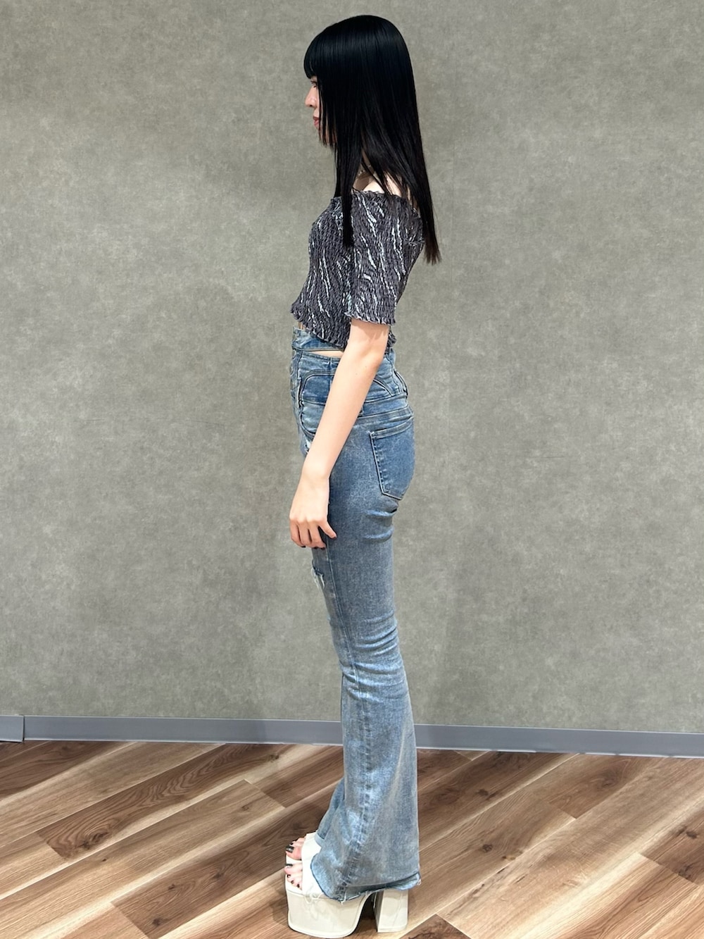 その他のTシャツ/カットソー、ブルー系のデニムパンツ、ホワイト系のサンダルを着用したレディースの夏コーディネートの3枚目の写真