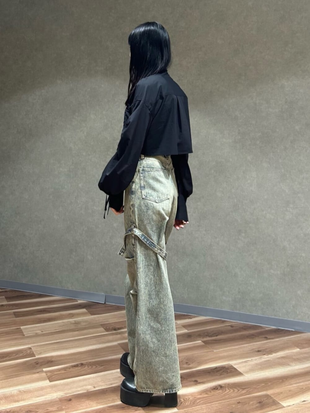 ブラック系のブーツ、ブルー系のデニムパンツ、ブラック系のシャツ/ブラウスを着用したレディースの冬コーディネートの3枚目の写真