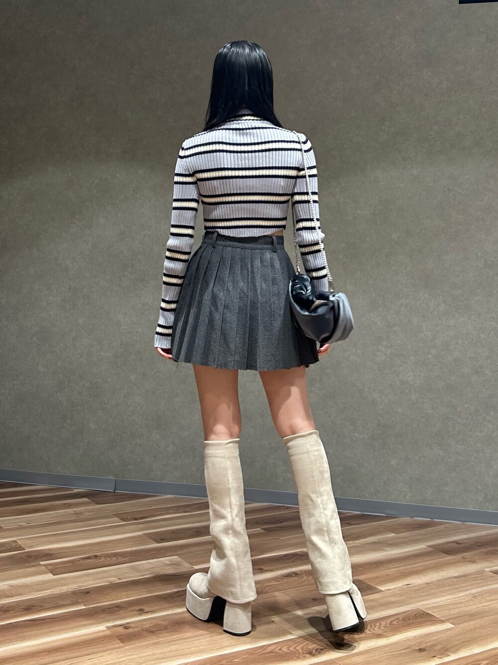 グレー系のハンドバッグ、その他のニット/セーター、グレー系のスカートを着用したレディースの秋コーディネートの4枚目の写真