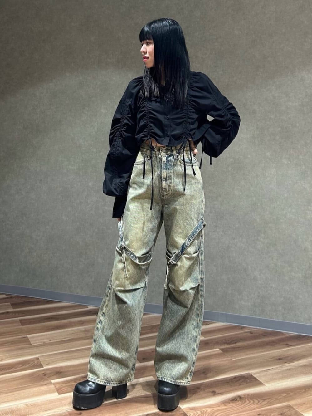 ブラック系のブーツ、ブルー系のデニムパンツ、ブラック系のシャツ/ブラウスを着用したレディースの冬コーディネートの2枚目の写真