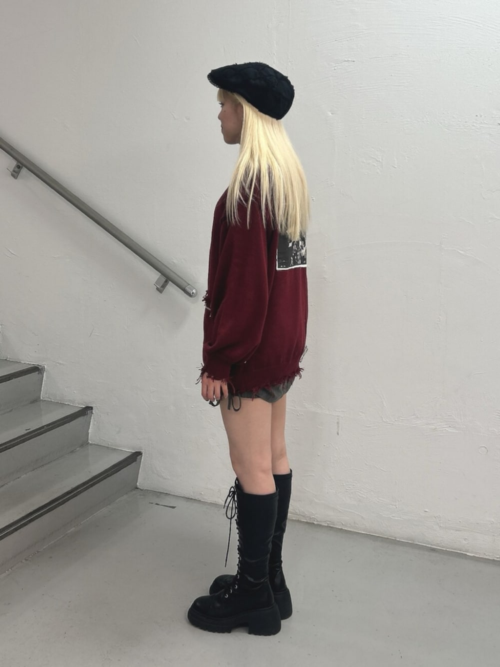 ブラック系のTシャツ/カットソー、レッド系のカーディガン/ボレロ、グレー系のスカートを着用したレディースの秋コーディネートの3枚目の写真