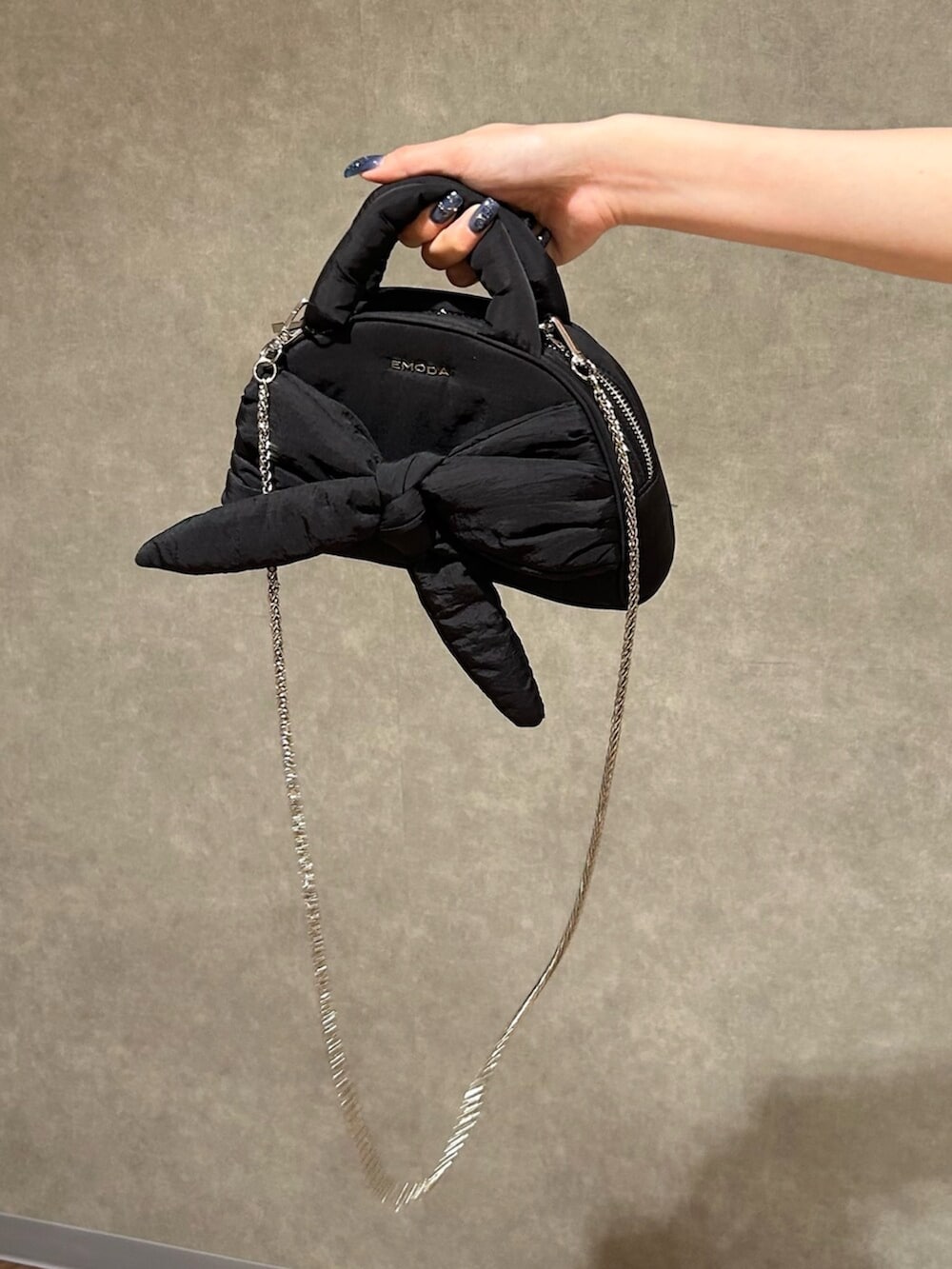 ブラック系のサンダル、ブラウン系のTシャツ/カットソー、ブルー系のデニムパンツを着用したレディースの夏コーディネートの8枚目の写真