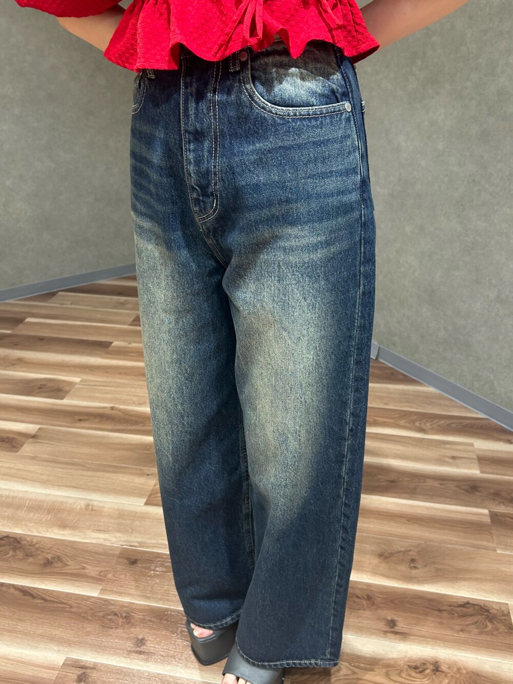 レッド系のTシャツ/カットソー、ブルー系のデニムパンツ、グレー系のサンダルを着用したレディースの春コーディネートの5枚目の写真