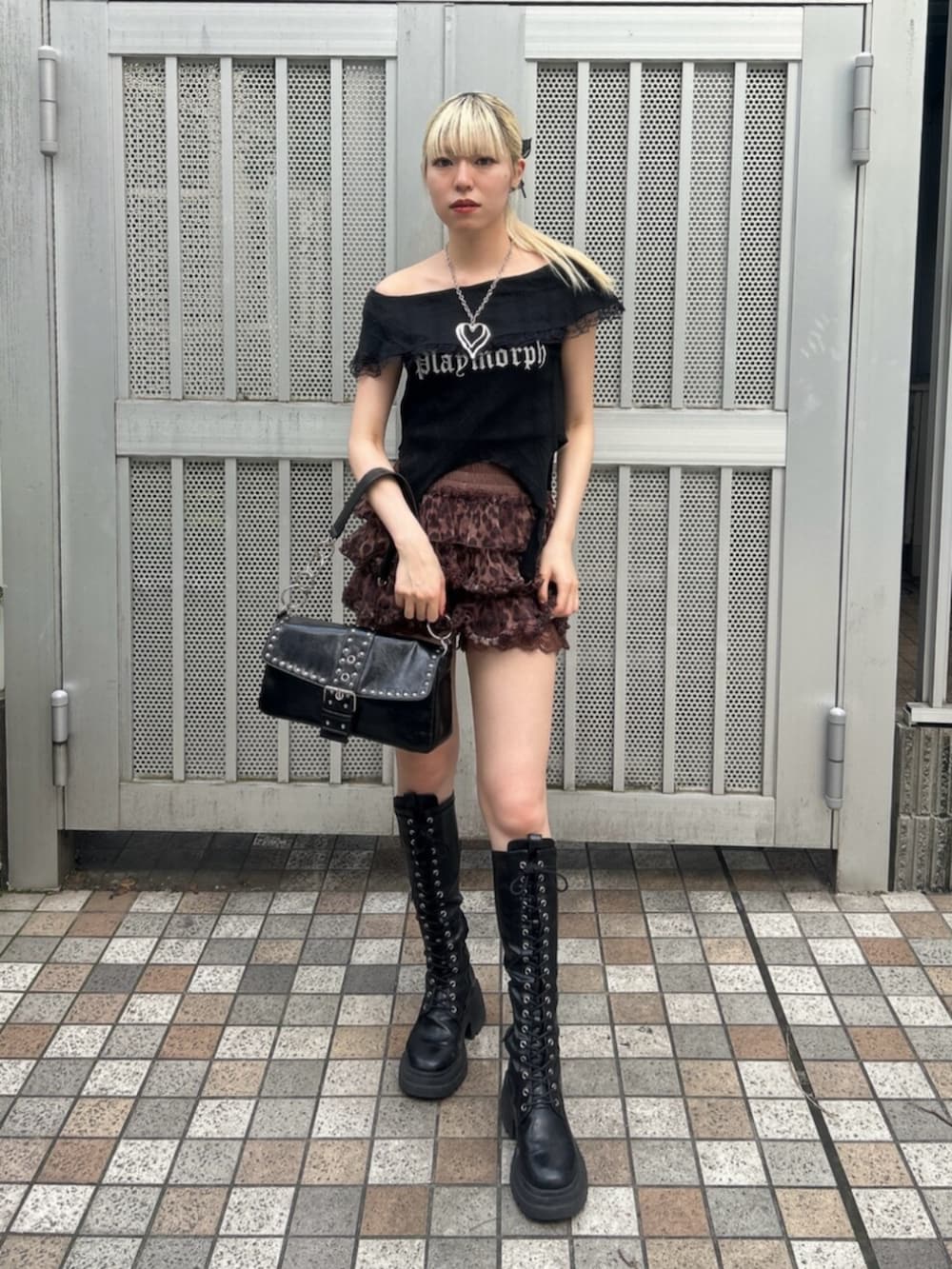 ブラック系のハンドバッグ、ブラック系のTシャツ/カットソー、ブラウン系のその他パンツを着用したレディースの夏コーディネートの2枚目の写真