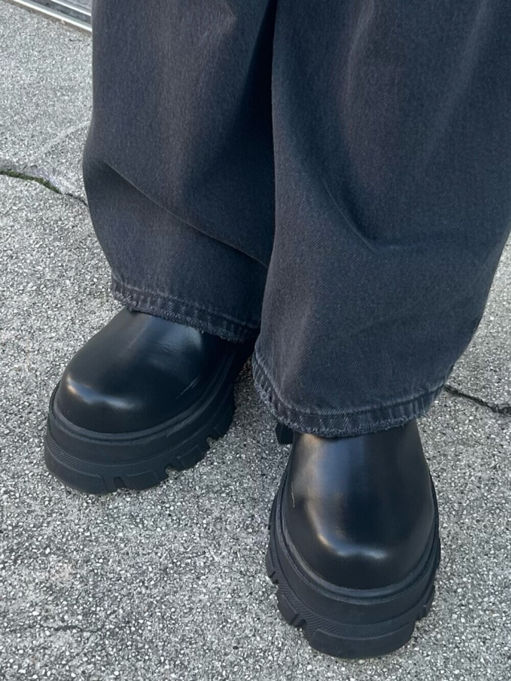 ブラック系のブーツ、ブラック系のブルゾン、ブルー系のニット/セーターを着用したレディースの冬コーディネートの7枚目の写真