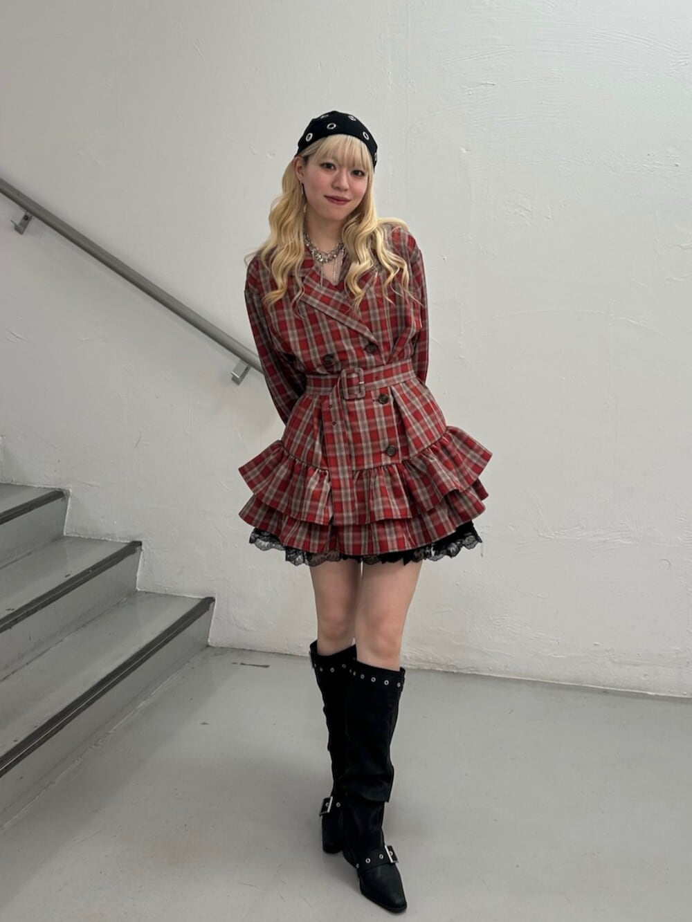 レッド系のワンピース、ブラック系のその他パンツ、ブラック系のブーツを着用したレディースの冬コーディネートの4枚目の写真