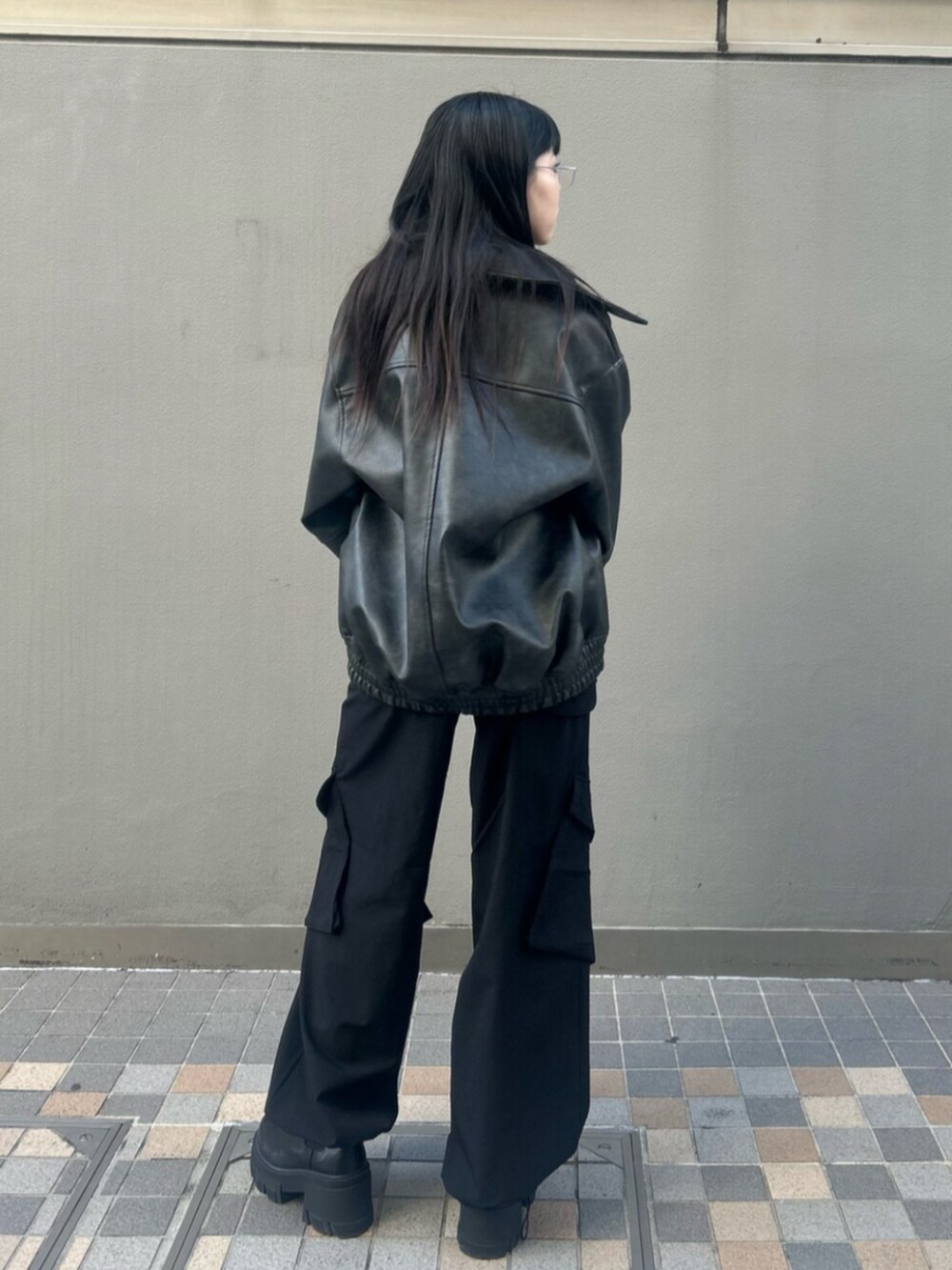 ブラック系のブーツ、ブラック系のブルゾン、ブルー系のニット/セーターを着用したレディースの冬コーディネートの4枚目の写真