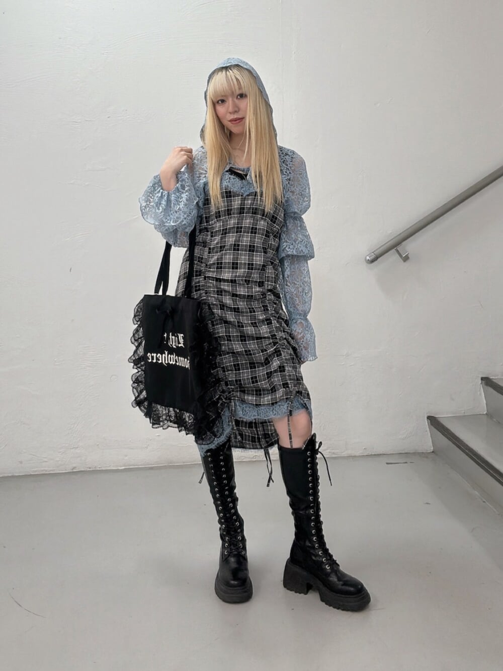 ブルー系のカーディガン/ボレロ、ブラック系のトートバッグ、ブラック系のワンピースを着用したレディースの春コーディネートの2枚目の写真