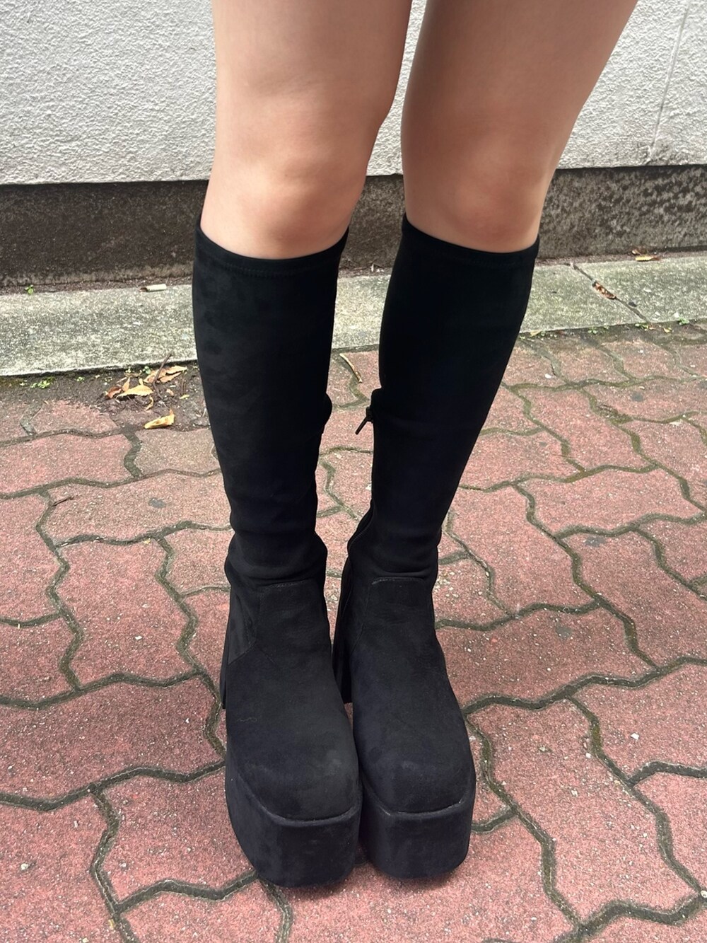 その他のブーツ、ベージュ系のデニムジャケット、ブラック系のニット/セーターを着用したレディースの秋コーディネートの7枚目の写真