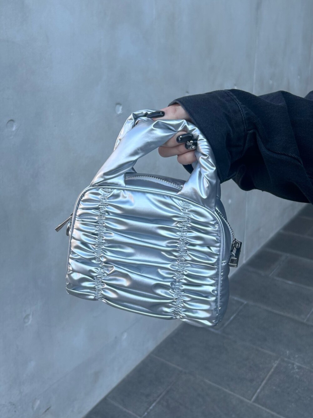 ブラック系のブーツ、ブラック系のデニムジャケット、ブラック系のデニムパンツを着用したレディースの冬コーディネートの8枚目の写真