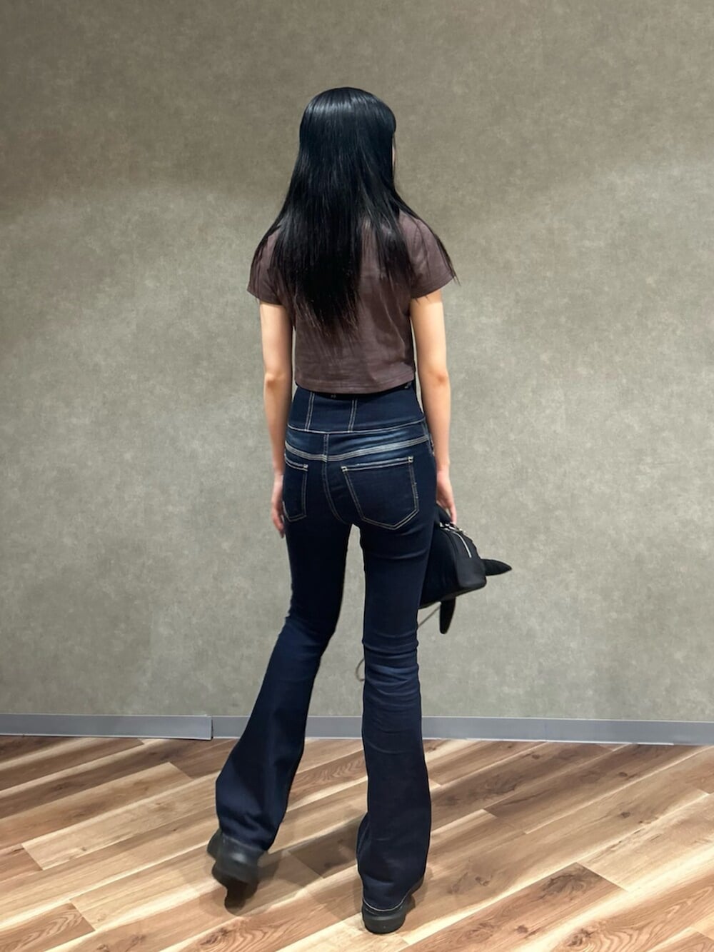 ブラック系のサンダル、ブラウン系のTシャツ/カットソー、ブルー系のデニムパンツを着用したレディースの夏コーディネートの4枚目の写真