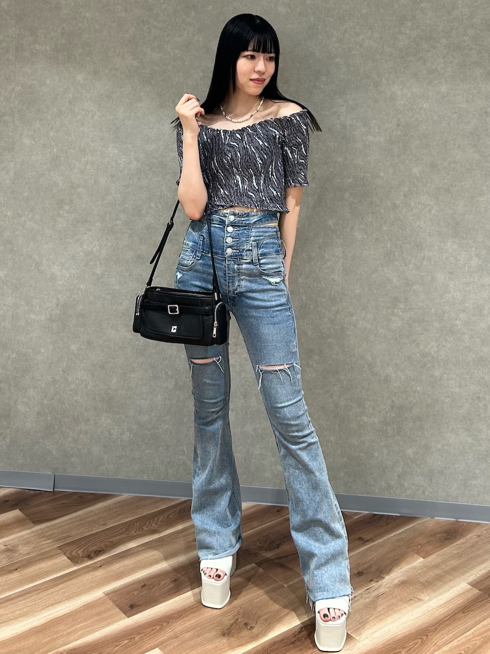 その他のTシャツ/カットソー、ブルー系のデニムパンツ、ホワイト系のサンダルを着用したレディースの夏コーディネートの2枚目の写真