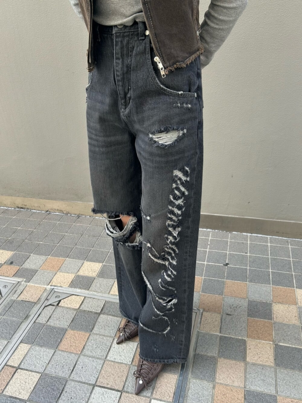 ブラック系のハンドバッグ、グレー系のTシャツ/カットソー、ブラック系のベストを着用したレディースの春コーディネートの6枚目の写真