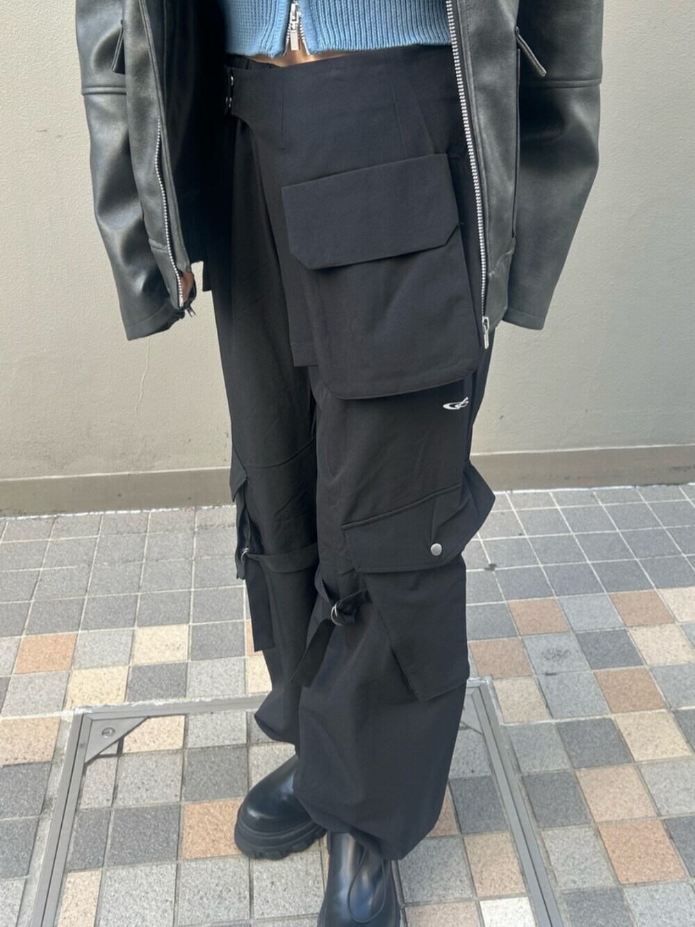 ブラック系のブーツ、ブラック系のブルゾン、ブルー系のニット/セーターを着用したレディースの冬コーディネートの6枚目の写真