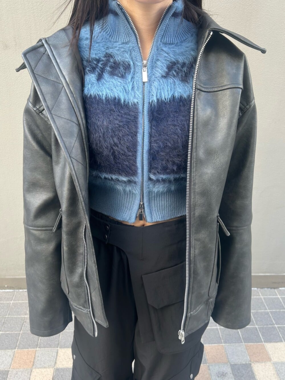 ブラック系のブーツ、ブラック系のブルゾン、ブルー系のニット/セーターを着用したレディースの冬コーディネートの5枚目の写真