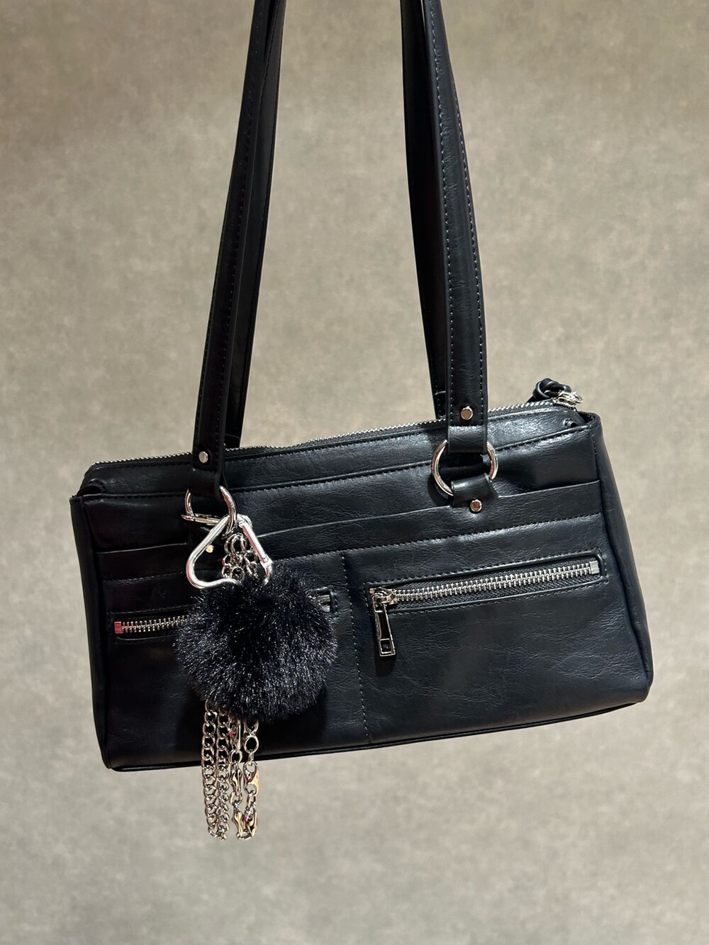 レッド系のニット/セーター、ブルー系のデニムパンツ、ブラック系のショルダーバッグを着用したレディースの秋コーディネートの8枚目の写真