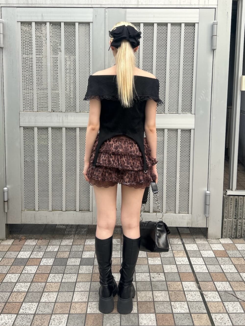 ブラック系のハンドバッグ、ブラック系のTシャツ/カットソー、ブラウン系のその他パンツを着用したレディースの夏コーディネートの4枚目の写真