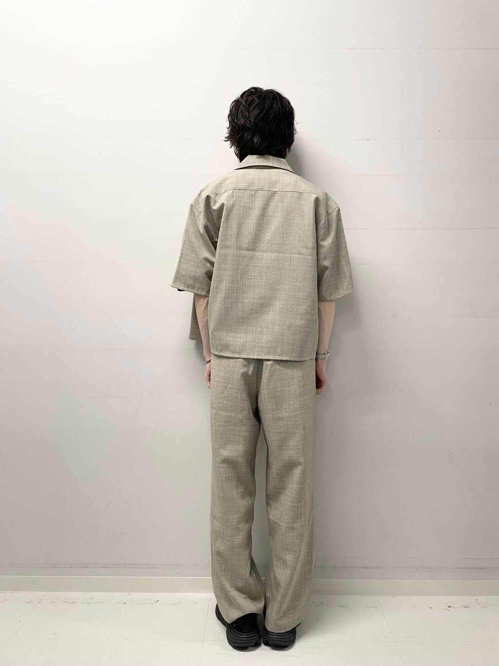 ベージュ系のシャツ/ブラウス、ベージュ系のその他パンツ、ブラック系のTシャツ/カットソーを着用したメンズの春コーディネートの3枚目の写真