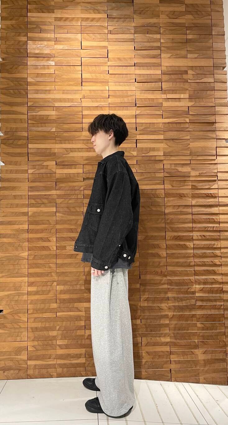 その他のTシャツ/カットソー、ブラック系のデニムジャケット、グレー系のスウェットパンツを着用したメンズの夏コーディネートの2枚目の写真