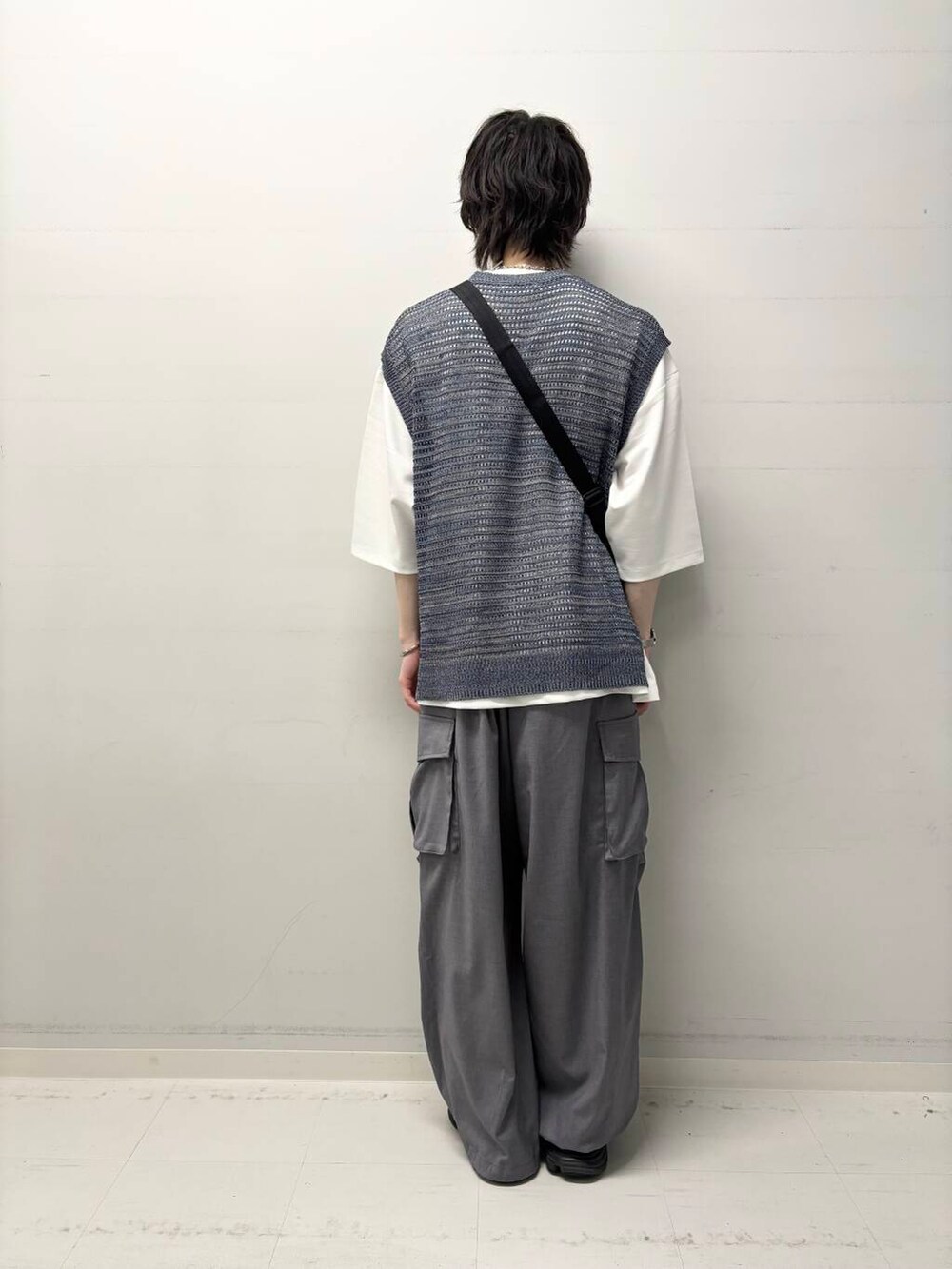 グレー系のその他パンツ、ブラック系のボディバッグ/ウエストポーチ、ホワイト系のTシャツ/カットソーを着用したメンズの春コーディネートの3枚目の写真